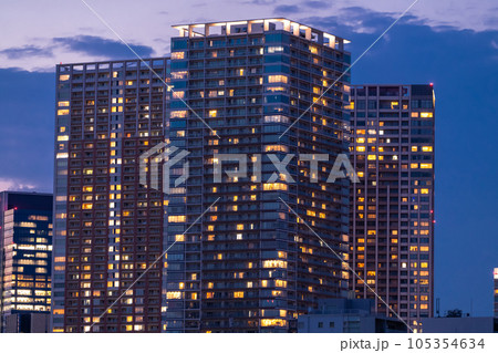 《東京都》タワーマンションの夜景・東京芝浦ベイエリア 105354634