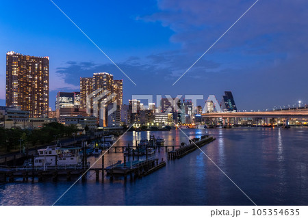 《東京都》タワーマンションの夜景・東京芝浦ベイエリア 105354635