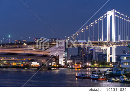 《東京都》レインボーブリッジの夜景・東京ウォーターフロント 105354823