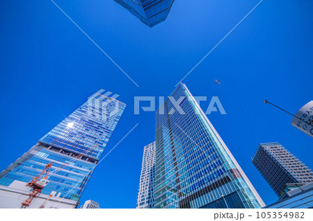 日本の東京都市景観 2機の航空機…渋谷駅や上空を通過…。脱コロナ、航空需要復活…感染爆発はない.… 日本の東京都市景観 2機の航空機…渋谷駅や上空を通過…。脱コロナ、航空需要復活…感染爆発はない.… 105354982