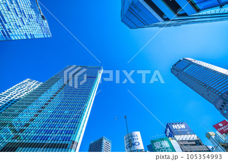 日本の東京都市景観 航空機…渋谷上空を通過…。脱コロナ、航空需要復活…感染爆発はない 日本の東京都市景観 航空機…渋谷上空を通過…。脱コロナ、航空需要復活…感染爆発はない 105354993