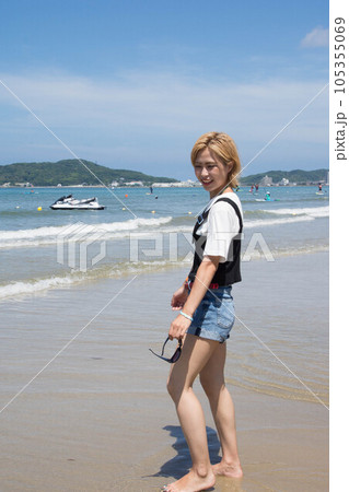 浜辺の女性 105355069