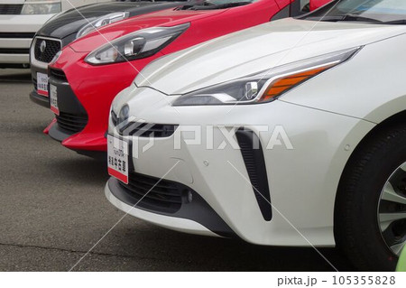 自動車イメージ 販売店に並ぶハイブリッドカー 自動車イメージ 販売店に並ぶハイブリッドカー 105355828