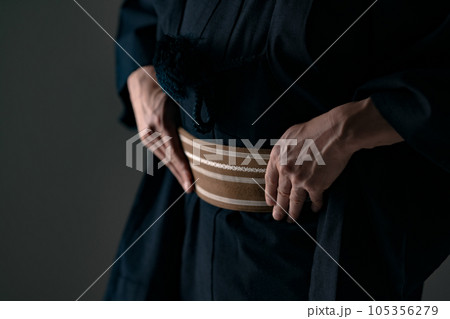 和装　男性　着物　手元 105356279