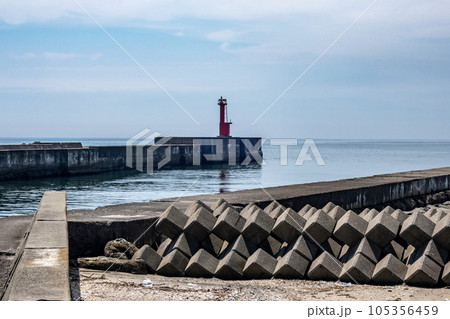 茨城県日立市　会瀬港の防波堤 105356459