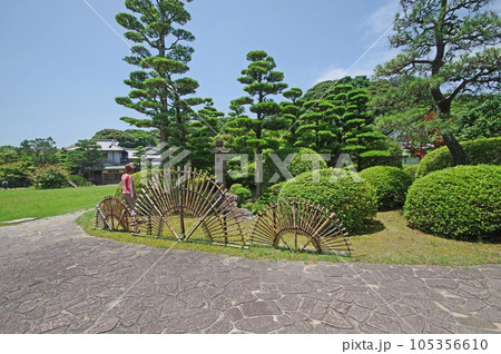 山口県下関市の毛利藩屋敷跡の長府庭園竹のオブジェ 105356610