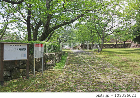 山口県下関市の関門橋が一望できる関見台公園 山口県下関市の関門橋が一望できる関見台公園 105356623