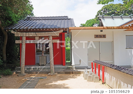山口県下関市の豊功神社境内にある櫛崎稲荷 山口県下関市の豊功神社境内にある櫛崎稲荷 105356629