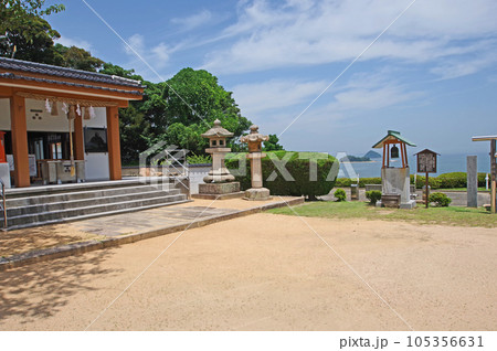 山口県下関市の満珠・干珠が一望できる豊功神社 105356631