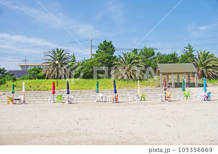 山口県下関市の遠浅のビーチ吉母海水浴 105356669