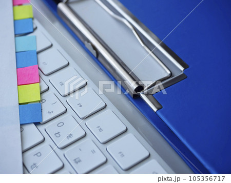 テーブルに置かれたバインダーと書類、キーボード テーブルに置かれたバインダーと書類、キーボード 105356717