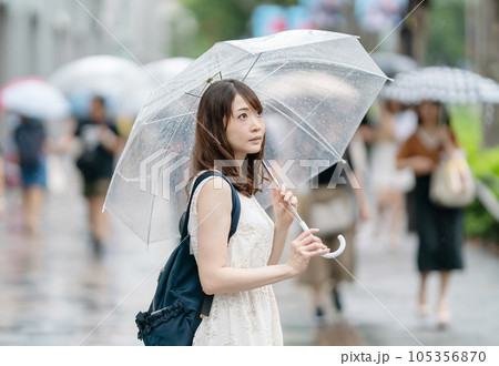 雨の日の傘をさしてる女性 105356870