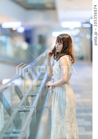 ワンピースの女性 ワンピースの女性 105356874