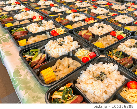 こども食堂・地域食堂で提供するお弁当 こども食堂・地域食堂で提供するお弁当 105356889