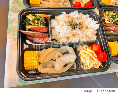 こども食堂・地域食堂で提供するお弁当 105356890