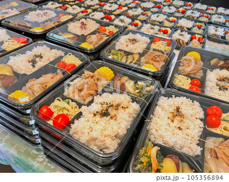 こども食堂・地域食堂で提供するお弁当 105356894