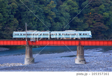 早朝の大井川鉄道、第一橋梁を渡る、元南海電鉄の21000系車両 早朝の大井川鉄道、第一橋梁を渡る、元南海電鉄の21000系車両 105357161
