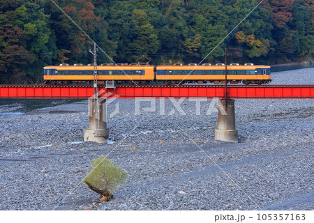 早朝の大井川鉄道、第一橋梁を渡る、元近鉄の16000系車両 105357163