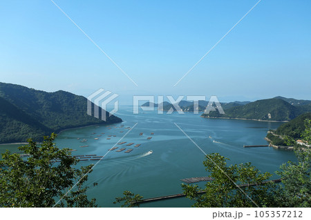 岡山県備前市 高台から見る瀬戸内の島々 岡山県備前市 高台から見る瀬戸内の島々 105357212