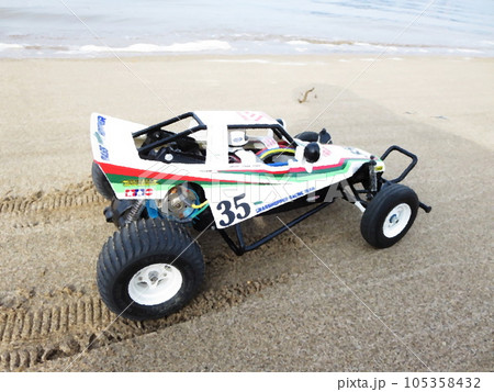 海沿いの砂浜を走行するバギー型ラジコン車 105358432