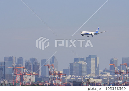 東京の都市を背景に着陸する旅客機 羽田空港に着陸する旅客機 大型旅客機 747 東京の都市を背景に着陸する旅客機 羽田空港に着陸する旅客機 大型旅客機 747 105358569