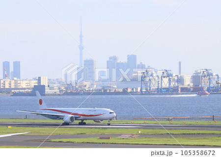 羽田空港を離陸する政府専用機　東京スカイツリーをバックに離陸する政府専用機 105358672