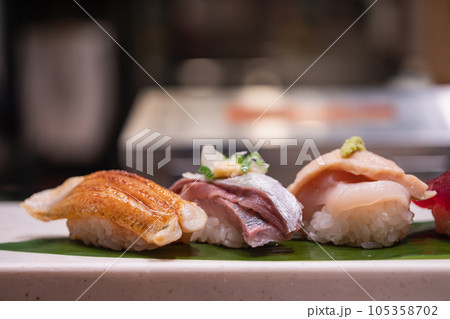 和食の握り寿司。炙りノドグロと、新鮮な真鯵と、ホタテとホタテの子。 105358702