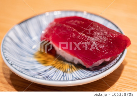 和食の握り寿司。本鮪の赤身。 105358708