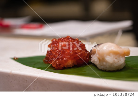 筋子の握り寿司と、北寄貝の握り寿司。 105358724