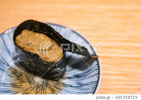 和食の軍艦巻き寿司。ズワイガニの蟹味噌。 105358725