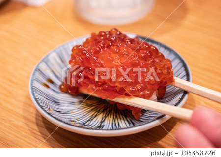 和食の握り寿司。美味しい筋子。 和食の握り寿司。美味しい筋子。 105358726
