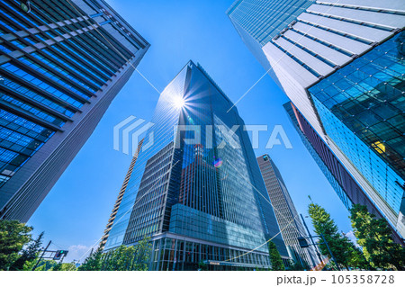 日本の東京都市景観　夏。猛烈な暑さ…大手町のオフィスビル群（画面中央は大手町ワン、右は読売新聞社) 105358728