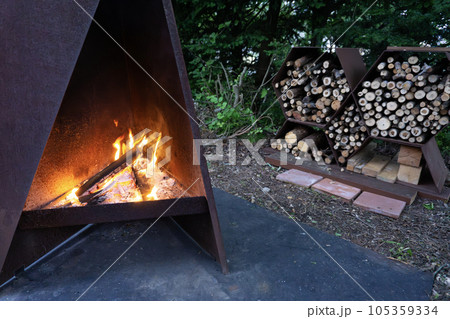 薪ストーブの中でゆらめく炎 薪ストーブの中でゆらめく炎 105359334