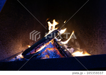 薪ストーブの中でゆらめく炎 薪ストーブの中でゆらめく炎 105359337