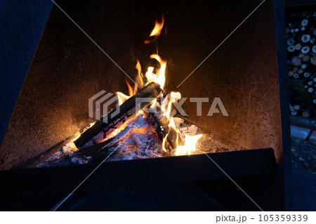 薪ストーブの中でゆらめく炎 薪ストーブの中でゆらめく炎 105359339