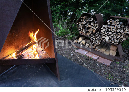 薪ストーブの中でゆらめく炎 薪ストーブの中でゆらめく炎 105359340