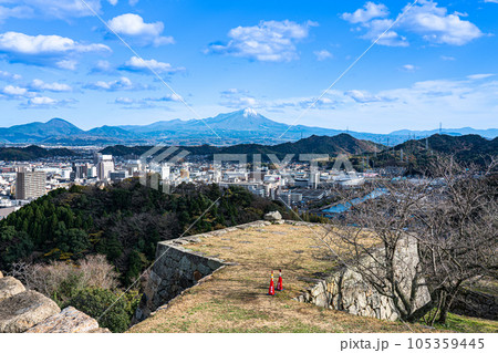 【続日本100名城】米子城 大天守から見た副天守と米子市街と冠雪した大山2 鳥取県米子市 【続日本100名城】米子城 大天守から見た副天守と米子市街と冠雪した大山2 鳥取県米子市 105359445