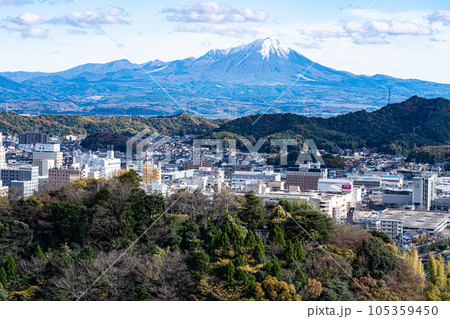 【日本百名山】米子城　大天守から見た初冬の冠雪した大山と米子市街　鳥取県米子市・西伯郡大山町 105359450
