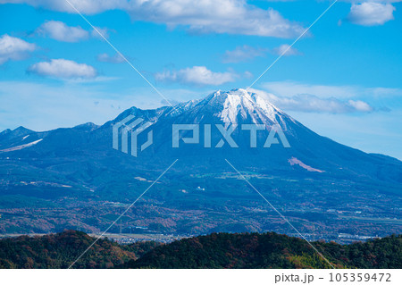 【日本百名山】米子城 大天守から見た初冬の冠雪した大山1 鳥取県米子市・西伯郡大山町 【日本百名山】米子城 大天守から見た初冬の冠雪した大山1 鳥取県米子市・西伯郡大山町 105359472