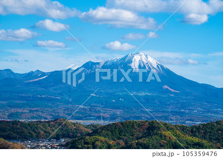 【日本百名山】米子城　大天守から見た初冬の冠雪した大山3　鳥取県米子市・西伯郡大山町 105359476