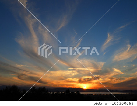 猪苗代湖の夕景。対岸に沈む夕日から燃え上がる炎の様な雲が青空に印象的で綺麗だ。 猪苗代湖の夕景。対岸に沈む夕日から燃え上がる炎の様な雲が青空に印象的で綺麗だ。 105360063