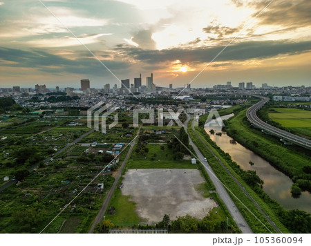 「埼玉県」見沼田んぼから見る夕焼け 「埼玉県」見沼田んぼから見る夕焼け 105360094