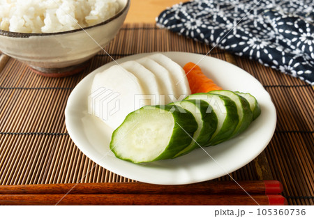 きゅうりと大根、にんじんの糠漬け　ぬか漬けとご飯 105360736