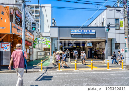 神奈川県横浜市の都市風景　井土ヶ谷駅 105360813