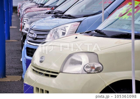 ビジネスイメージ 中古車販売店に並ぶ軽自動車 ビジネスイメージ 中古車販売店に並ぶ軽自動車 105361098