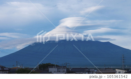 雲を纏う富士山 105361542