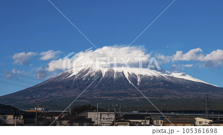 雲の多い富士山 105361698