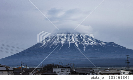 雲を纏う富士山 雲を纏う富士山 105361845
