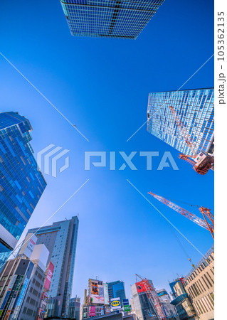 日本の東京都市景観 2機の航空機…脱コロナ、航空需要復活…渋谷駅や上空を通過する航空機…＝7月25日 105362135