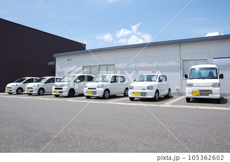 駐車場に白い軽自動車が並んでいる光景 105362602